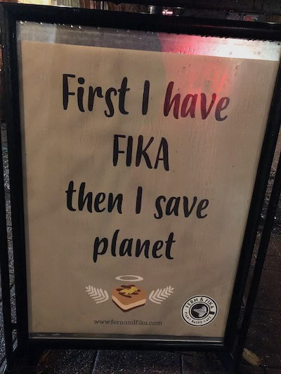 Skilt hvor det står First I have FIKA then I save planet.